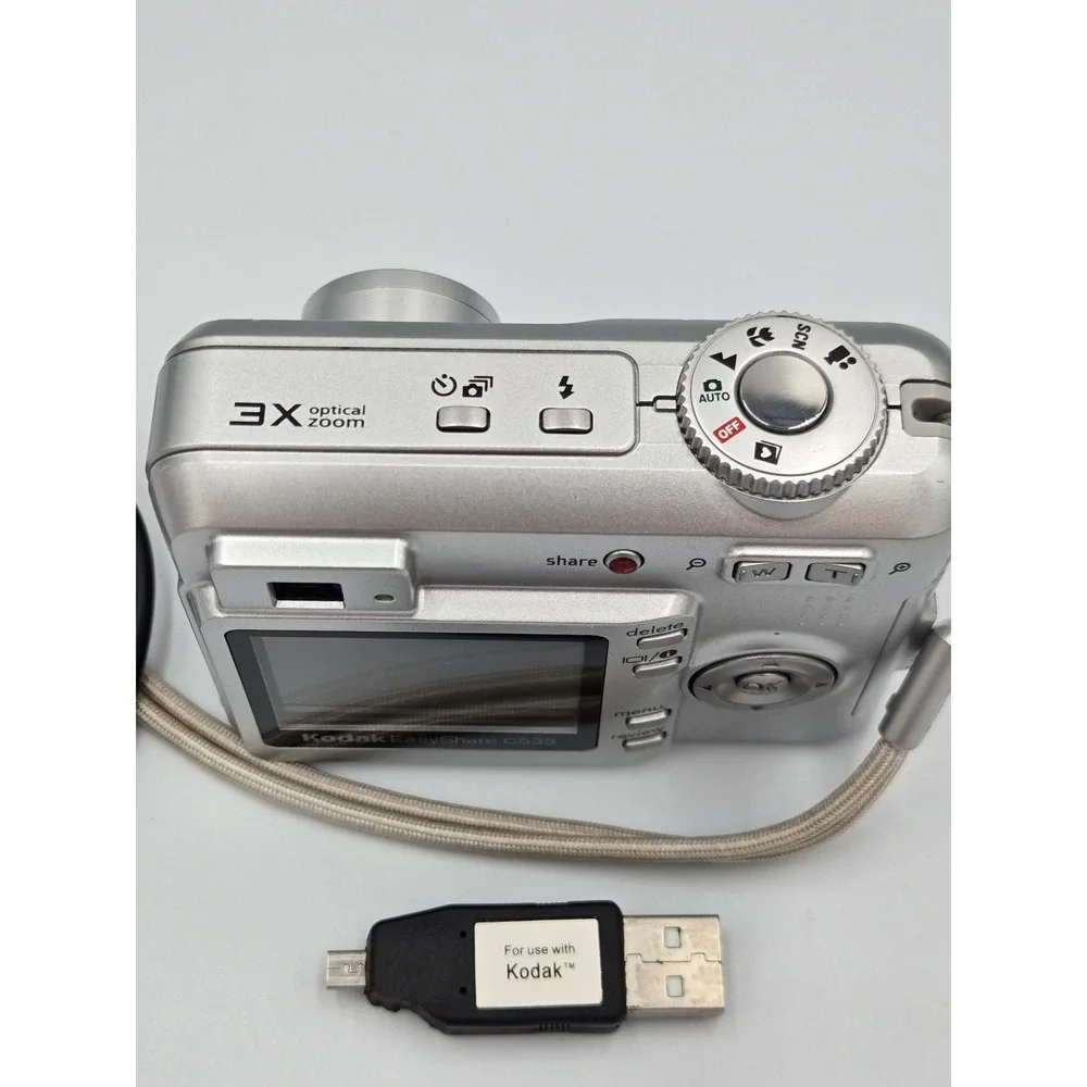 Kodak EasyShare C533 Silver 5.0MP Digital Camera 3x Optical Zoom Bundle